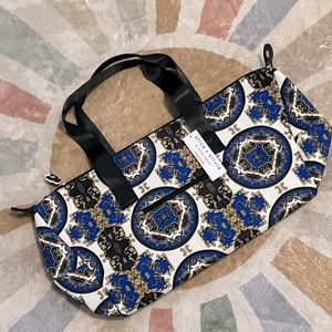 Alice+ Olivia weekender canvas duffle bag, brand new! Blue gold print